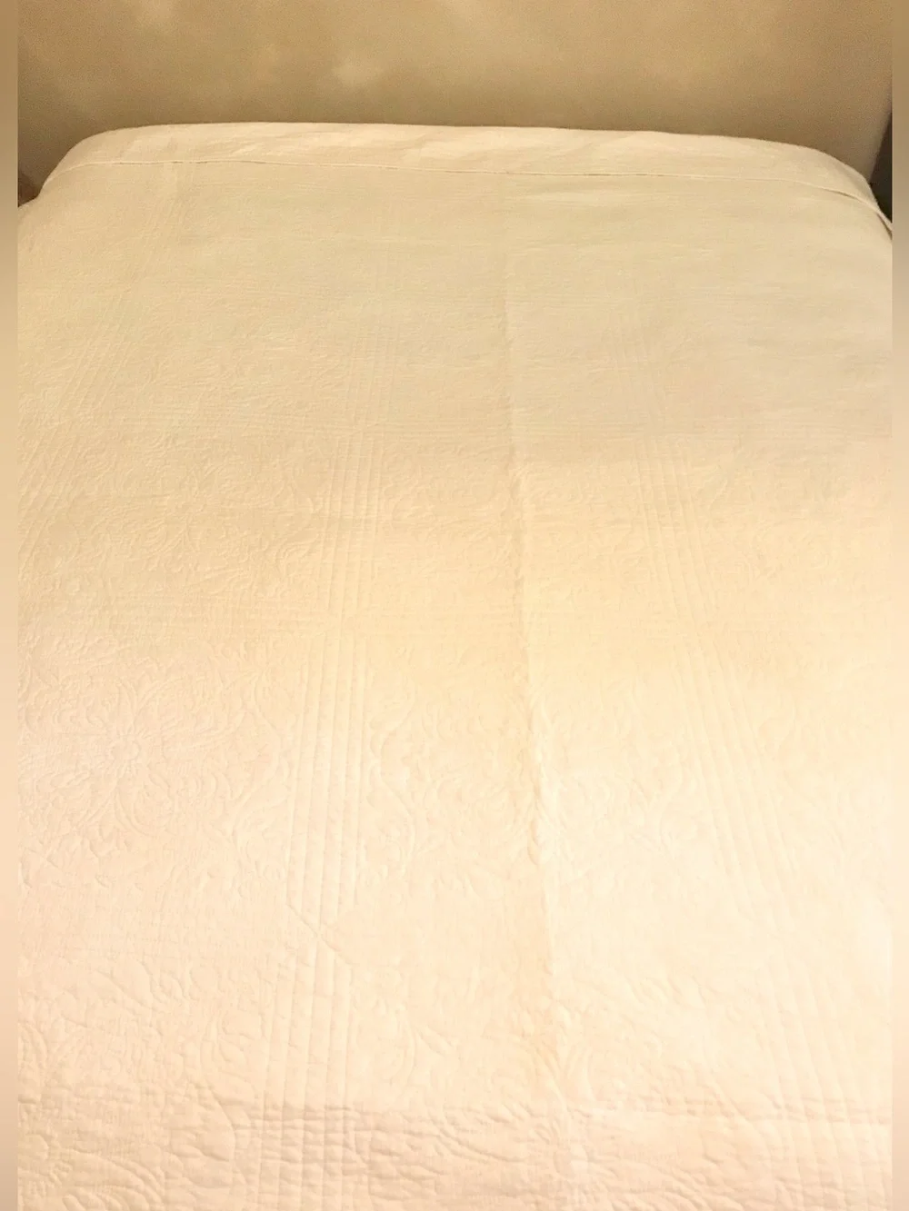 Classic White Quilted Bedspread with Pillow Shams